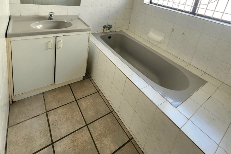6 Bedroom Property for Sale in Wavecrest Eastern Cape